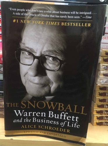 The snowball: Warren Buffett and the business of life by Alice Schroeder